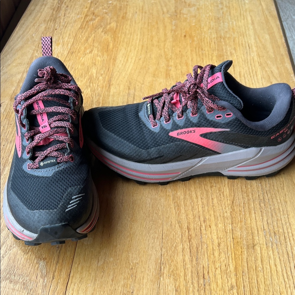 Brooks Women's Black and Pink Athletic Shoes